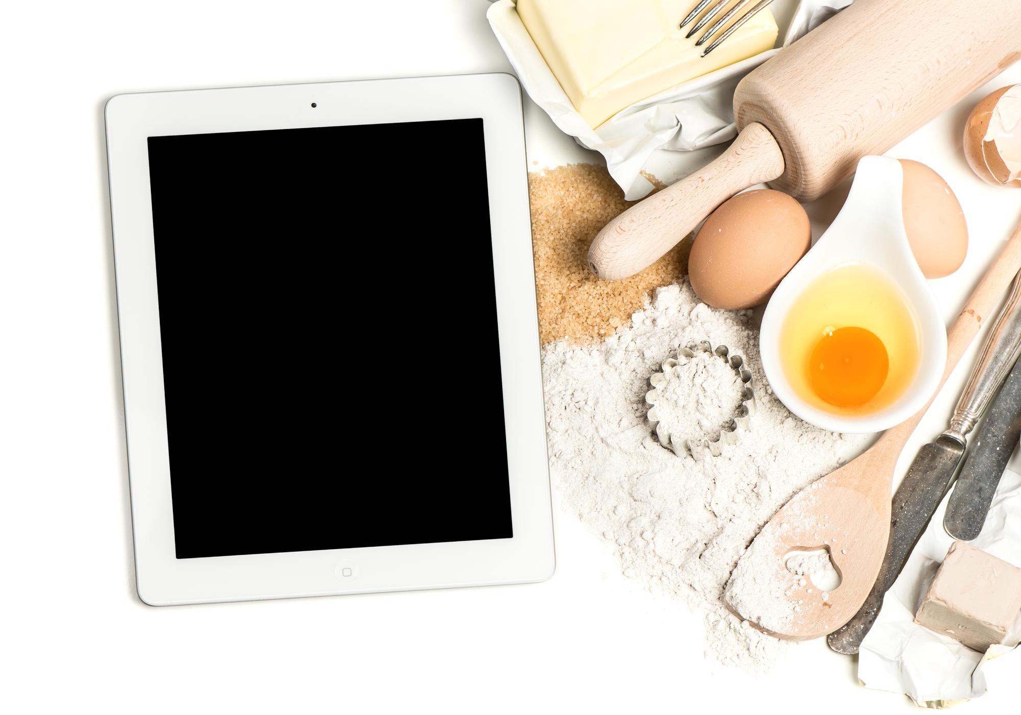 Set di materiali didattici e tablet con video lezione
